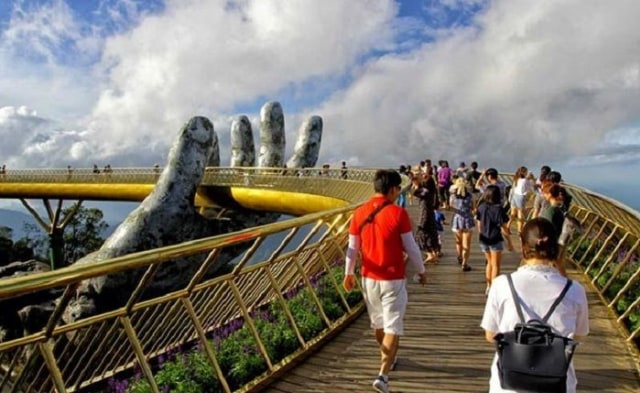6 Potret Unik Jembatan Emas di Vietnam yang Digenggam Tangan Raksasa (4)