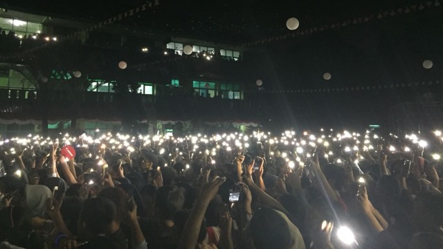 Penonton menyalakan lampu handphone saat penampilan Raisa di HSC 2018 (Foto: Hesti Widianingtyas/kumparan)