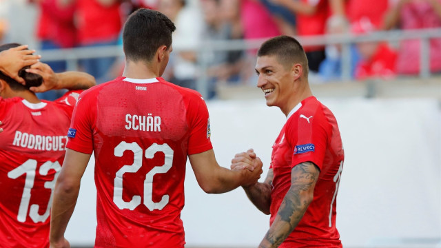 Gelandang Swiss, Steven Zuber (kanan), merayakan golnya dengan Fabian Schaer. (Foto: Reuters/Arnd Wiegmann)