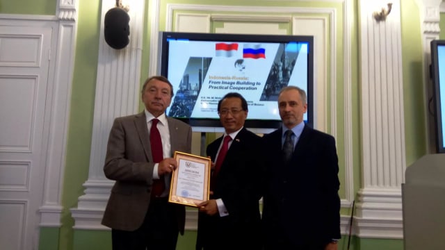 Dubes Wahid Supriyadi menerima diploma Visiting Professor of International Relations dari Tomsk State University, Rusia. (Foto: Dok. KBRI Moskow)