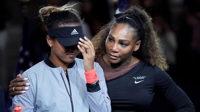 Serena Williams menghibur Naomi Osaka di panggung penyerahan trofi AS Terbuka. (Foto: USA Today/Reuters/Robert Deutsch)