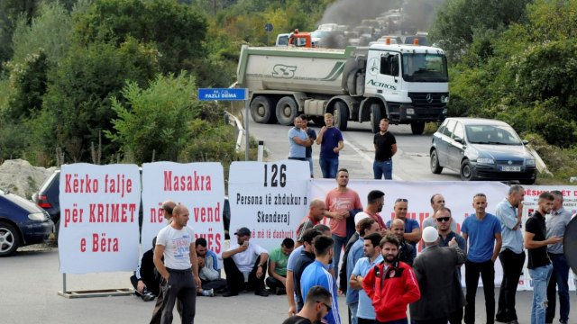Pemblokiran jalan di Desa Banje, Kosovo. (Foto: Reuters/Laura Hasani)