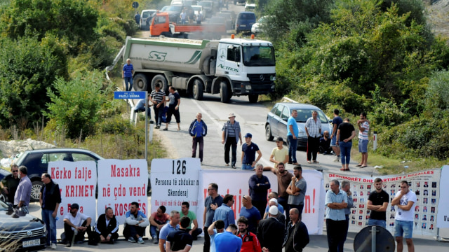 Pemblokiran jalan di Desa Banje, Kosovo. (Foto: Reuters/Laura Hasani)