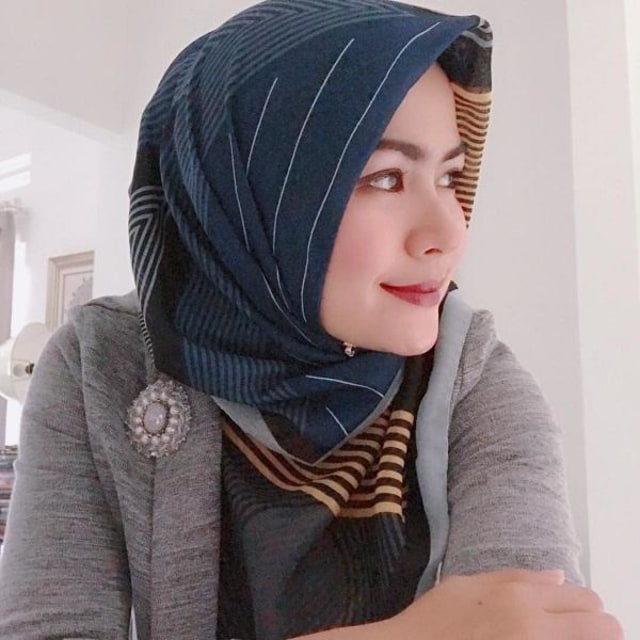 7 Istri Pejabat yang Tidak Hanya Cantik Tetapi juga Pintar (7)