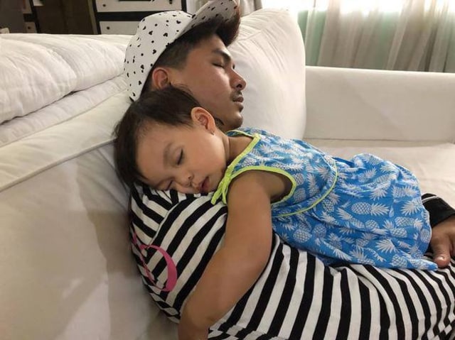 Foto Foto Menggemaskan 5 Seleb Ganteng Saat Tidur Dengan Sang Anak Kumparan Com