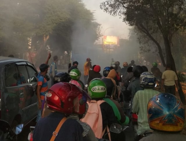 Bus TransJakarta mengeluarkan asap pekat di Jl. Basuki Rahmat, Jakarta, Minggu (9/9). (Foto: Instagram @jktinfo)