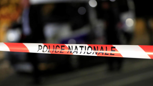 Polisi mengamankan area terjadinya penusukan di Perancis. (Foto: REUTERS/Gonzalo Fuentes)