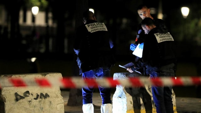 Investigasi polisi saat terjadinya penusukan di Perancis. (Foto: REUTERS/Gonzalo Fuentes)