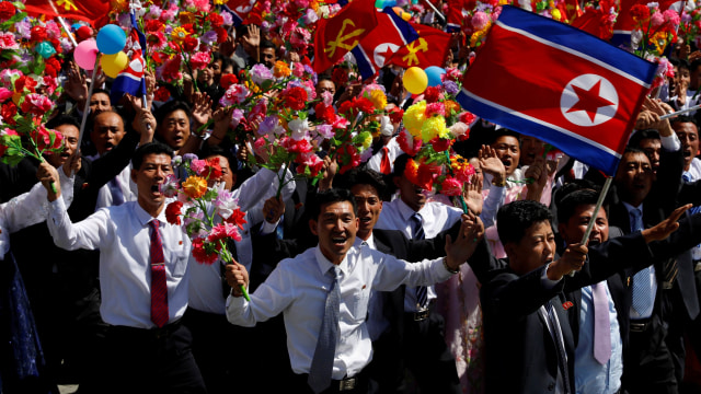 Suasana antusias masyarakat saat peringatan ke-70 pendirian Korea Utara di Pyongyang, Minggu (9/9/2018). (Foto: REUTERS/Danish Siddiqui)