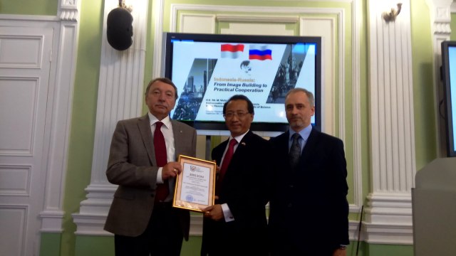 Dubes Wahid Supriyadi menerima diploma Visiting Professor of International Relations dari Tomsk State University, Rusia. (Foto: Dok: KBRI Moskow)
