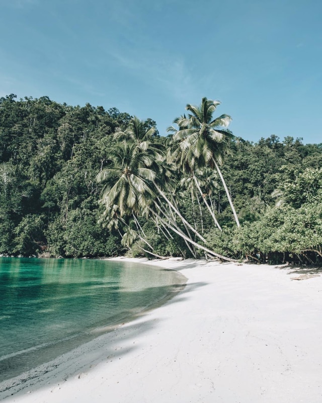 Teluk Triton, Papua Barat (Foto: Instagram (@dionwiyoko))