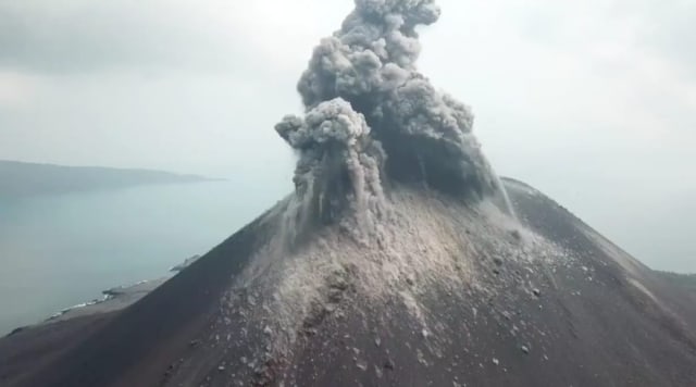 Gunung Anak Krakatau Muntahkan Abu Vulkanik. Foto: Dok. Humas BNPB