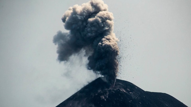 Gunung Anak Krakatau Muntahkan Abu Vulkanik. (Foto: ANTARA FOTO/Atet Dwi Pramadia)