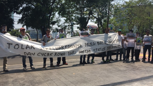 Aksi FLIGHT di depan KLHK menuntut agar cucak rowo tetap dilindungi. (Foto: Dok. Darin Atiandina)