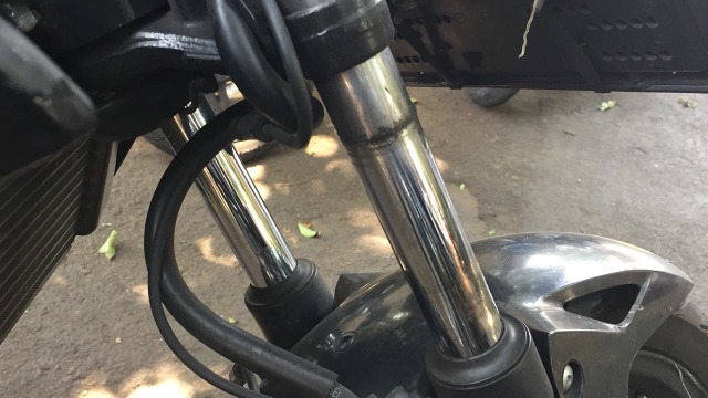 Gejala suspensi depan yang bocor (Foto: Aditya Pratama Niagara/kumparanOTO)