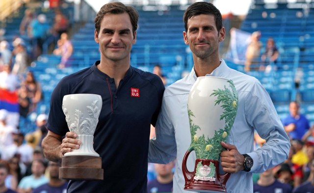 Federer-Djokovic setelah final Western and Southern Open 2018. (Foto: REUTERS/Aaron Doster-USA TODAY Sports)
