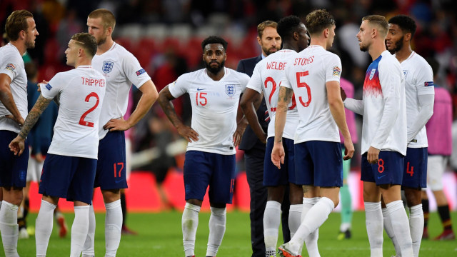 Gareth Southgate dan para pemain Timnas Inggris usai dikalahkan Spanyol pada laga Grup A UEFA Nations League. (Foto: REUTERS/Toby Melville)