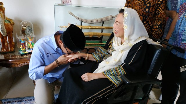 Sandi mencium tangan Istri alm. Gus Dur, Sinta Nuriyah Wahid (Foto: Maulana Ramadhan/kumparan)