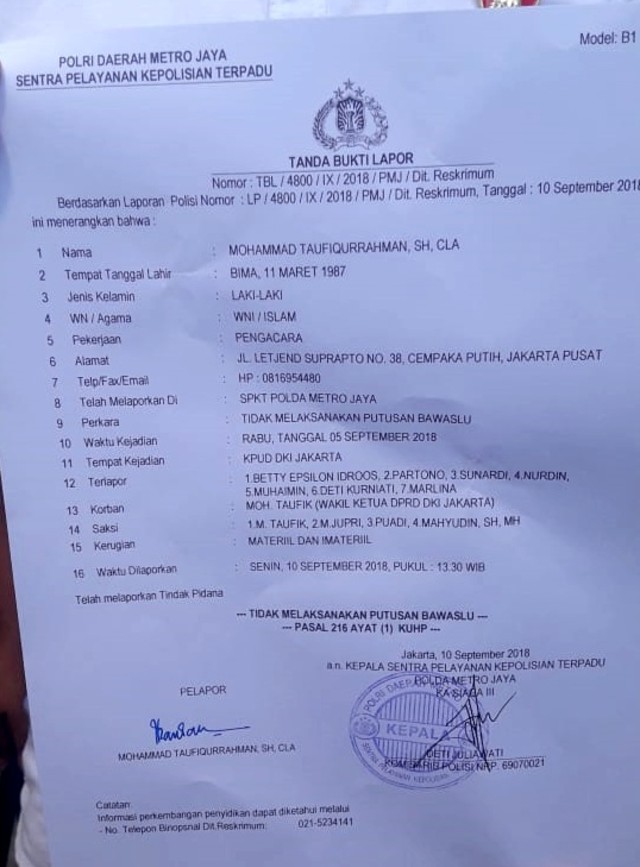 Surat laporan 7 komisioner KPU DKI yang di bawa M Taufik. (Foto: Fadjar Hadi/kumparan)