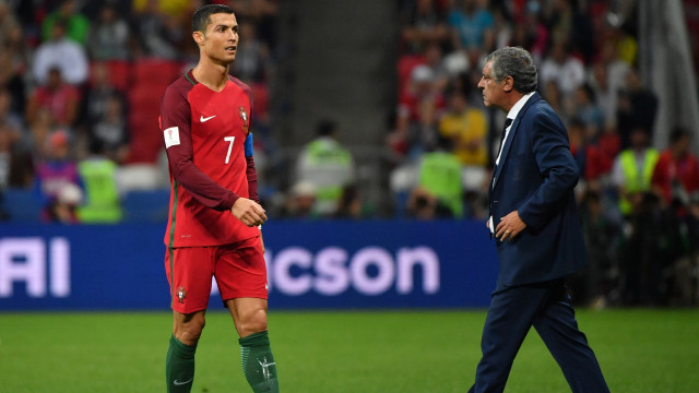 Cristiano Ronaldo bersama pelatih Timna Portugal, Fernando Santos. (Foto: Yuri CORTEZ / AFP)