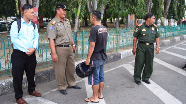 Polisi syariat razia PNS hingga warga yang memakai Celana ketat, Senin (10/902018). (Foto: Zuhri Noviandi/kumparan )