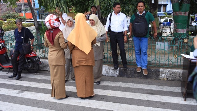 Polisi syariat razia PNS hingga warga yang memakai Celana ketat, Senin (10/902018). (Foto: Zuhri Noviandi/kumparan )