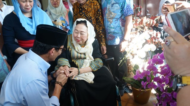 Sandiaga Uno saat bertemu dengan Istri alm. Gus Dur, Sinta Nuriyah Wahid, Jakarta Selatan, Senin (10/902018). (Foto: Iqbal Firdaus/kumparan)