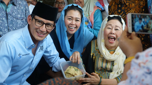 Sandiaga Uno (kiri) saat bertemu dengan Yeni Wahid (tengah) dan Istri alm. Gus Dur, Sinta Nuriyah Wahid (kanan), Jakarta Selatan, Senin (10/902018). (Foto: Iqbal Firdaus/kumparan)