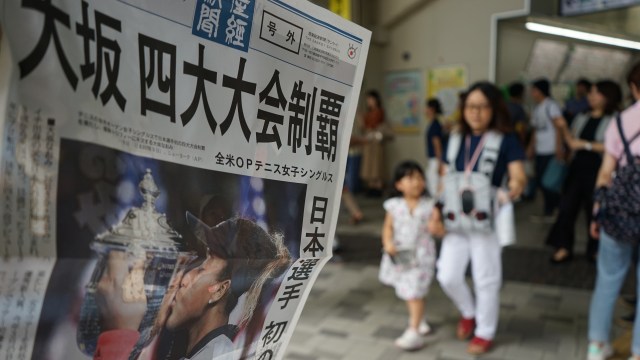 Pemberitaan media Jepang soal gelar Grand Slam Naomi Osaka. (Foto: Kazuhiro NOGI / AFP)