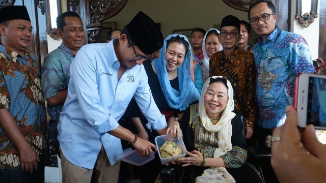 Sandi diberi oleh-oleh tempe mendoan oleh Sinta Nuriyah Wahid. (Foto: Maulana Ramadhan/kumparan)