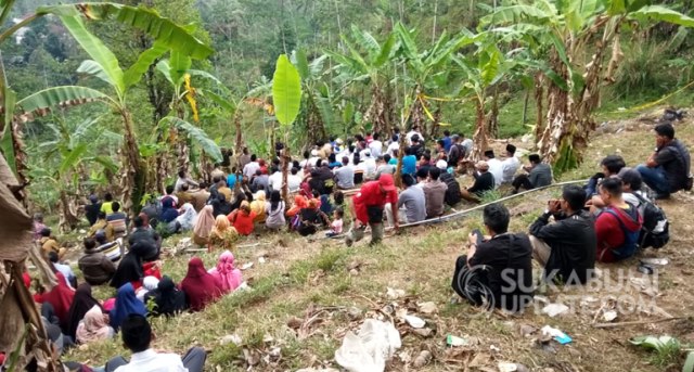 Warga Cikidang Sukabumi Doa Bersama di Lokasi Kecelakaan Bus Maut