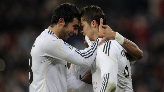 Cristiano Ronaldo dan Raul Albiol saat membela Real Madrid. (Foto: PIERRE-PHILIPPE MARCOU / AFP)