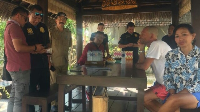 Turis asal Perancis (kaos putih) di Nusa Penida, Klungkung, Bali diduga menyalahgunakan izin tinggal. (Foto: Dok. Istimewa)