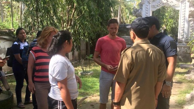 Turis asal Ukraina (kaos merah) diamankan Imigrasi Kelas 1 Denpasar karena tak tunjukkan paspor di Nusa Penida, Klungkung, Bali. (Foto: Dok. Istimewa)