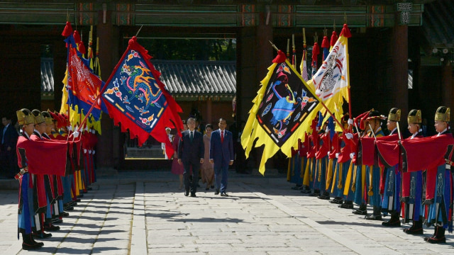 Presiden Jokowi disambut upacara kenegaraan di Istana Changdeok. (Foto: Biro Pers Setpres/Laily Rachev)