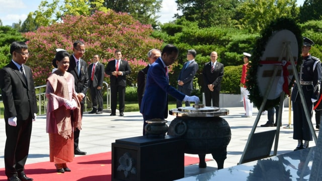 Presiden Jokowi disambut upacara kenegaraan di Istana Changdeok. (Foto: Biro Pers Setpres/Laily Rachev)