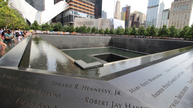 Nama korban di kolam Memorial The National September 11 Memorial & Museum  (Foto: Flickr/Shinya Suzuki)