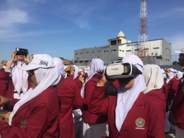 Kenali Kampus, Ribuan Maba UM Surabaya Kenakan Kacamata Virtual (1)