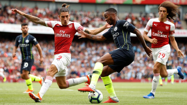 Penyerang Manchester City, Raheem Sterling, melindungi bola dari para pemain bertahan Arsenal. (Foto: Dok. Premier League)