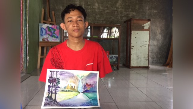 Ahmad Prayoga, penyandang disabilitas yang jadi pelukis (Foto: Ade Nurhaliza/kumparan)