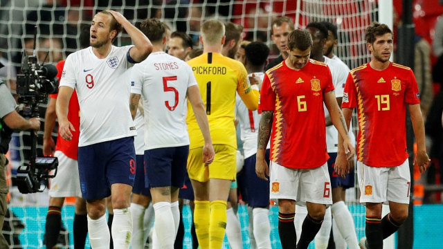 Para pemain Inggris usai laga lawan Spanyol. (Foto: Reuters/John Sibley)