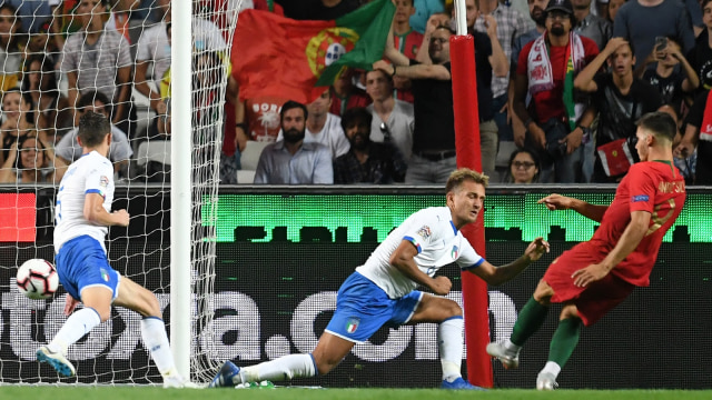 Andre Silva mencetak gol Portugal ke gawang Italia. (Foto: Francisco Leong/AFP)