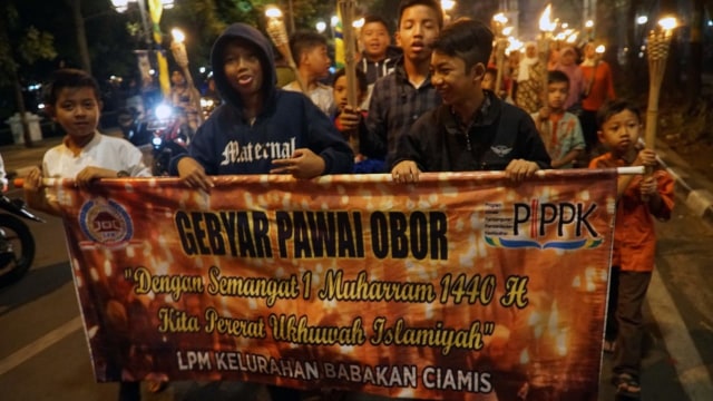 Foto: Parade Ribuan Obor di Bandung Sambut Tahun Baru Islam