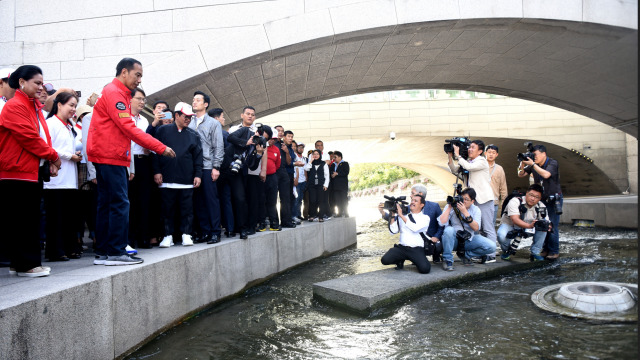 Presiden Jokowi didampingi Ibu Negara Iriana dan Wali Kota Seoul menyusuri Sungai Cheonggyecheon, Seoul, Korsel, Selasa (11/9/2018). (Foto: Setkab.go.id)