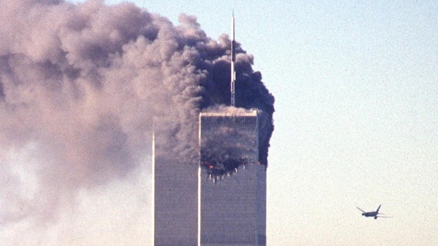 Sebuah pesawat komersial yang dibajak mendekati World Trade Center sesaat sebelum menabrak gedung pencakar langit pada 11 September 2001 di New York. (Foto: AFP/Seth Mcallister)