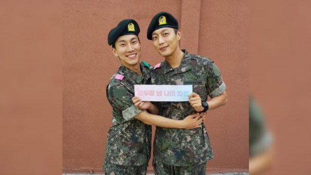 Eunkwang BTOB dan Doojoon Highlight menjalani wajib militer. (Foto: Twitter/@ent_aroundus)