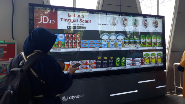 Papan belanja virtual di Stasiun Pasar Minggu. (Foto: Ema Fitriyana/kumparan)