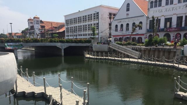 Tepi Kali Besar kawasan Kota Tua, Jakarta Barat. (Foto: Darin Atiandina)