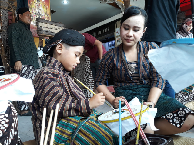 Belajar Teknik Membatik Bersama Hamzah Batik di Satu Suro