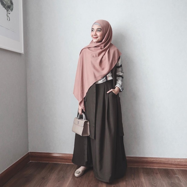 Gaya Hijab Zaskia Sungkar Foto: Instagram @zaskiasungkar15
